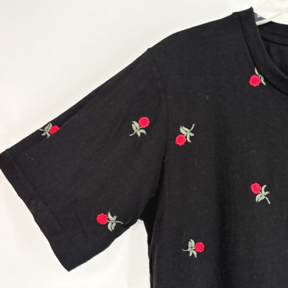 Guess Black Embroidered Allover Red Rose Graphic Tee Mens L Classic Cool Unisex - Picture 2 of 4